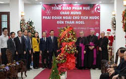 Chủ tịch nước Võ Văn Thưởng thăm, chúc mừng Giáng sinh Tổng Giáo phận Huế
