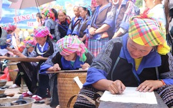 Độc đáo nghệ thuật dùng sáp ong tạo hoa văn trên vải của người Mông ở vùng cao Yên Bái
