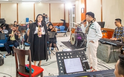Ca sĩ Vũ Thắng Lợi và các khách mời hào hứng tập luyện cho liveshow 