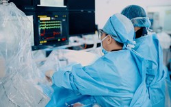 Thay van động mạch chủ qua da cho cụ ông 83 tuổi mà không cần phải mổ mở