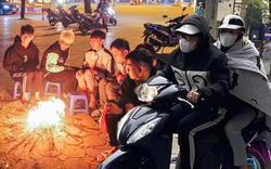 Hà Nội: Người dân đốt lửa sưởi ấm, trùm cả chăn ra đường dưới cái lạnh 8 độ C