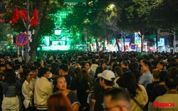 Hàng vạn người đổ về phố đi bộ Hồ Hoàn Kiếm chào đón năm mới 2024