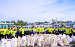 ACB tham gia dọn rác bãi biển trong Ngày Vì môi trường Phú Quốc