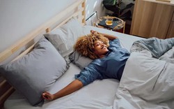 5 thói quen nên làm mỗi tối để bạn chìm vào giấc ngủ nhanh hơn