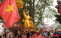 Hàng nghìn người xem lễ rước kiệu “vua sống”, “chúa sống” độc đáo ở Hà Nội