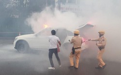 Hà Nội: Xe ô tô bất ngờ bốc cháy khi đang lưu thông