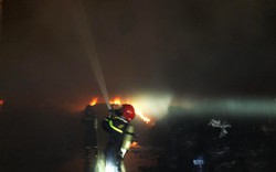 Cháy lớn tại kho than củi 200 tấn, cảnh sát xuyên đêm dập lửa