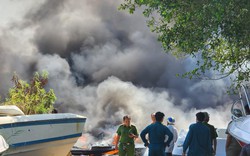 Cháy dữ dội ở bãi cano ven sông Sài Gòn, nhiều phương tiện bị thiêu rụi