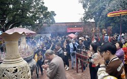 Hàng ngàn người dân đổ về đền Trần trước giờ khai ấn
