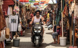 Thiên đường du lịch Bali dự định cấm du khách lái xe máy