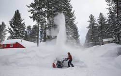 Tuyết rơi hiếm gặp phủ kín ở bang California