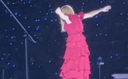 Vén bí mật màn trình diễn bí ẩn nhất của The Eras Tour: Taylor Swift nhảy từ trên cao xuống thẳng dưới “mặt nước” đầy ảo diệu!