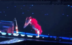 Taylor Swift “bơi lội” trên sân khấu đầy ảo diệu