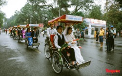 Du khách nước ngoài thích thú với đám cưới của người Hà Nội xưa