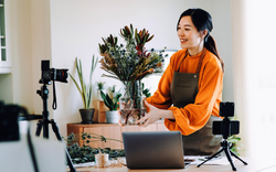 Những bài hát nhắn nhủ phụ nữ học cách yêu thương bản thân