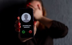 Nghe điện thoại từ số lạ mà thấy câu hỏi này, tuyệt đối đừng trả lời là 