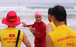 Hình ảnh chuyên gia quốc tế thị phạm, hướng dẫn Đội cứu hộ biển Đà Nẵng nâng cao kỹ năng