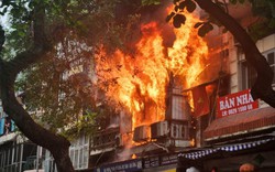Hà Nội: Cháy lớn tại nhà dân ở quận Hoàn Kiếm, kịp thời cứu hộ bà cụ 80 tuổi