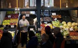 Khi trái cây, giăm bông trở nên xa xỉ: Giá thực phẩm Hungary tăng cao nhất châu Âu
