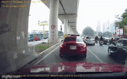 Nam tài xế mở cửa bất cẩn khiến thanh niên ngã văng xuống đường, camera 
