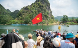 Quảng Bình khởi động mùa du lịch bằng lễ hội đua thuyền truyền thống trên sông Son