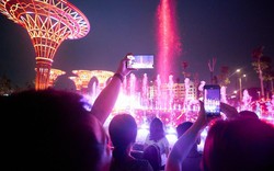 Du khách đổ dồn về quảng trường biển Sầm Sơn xem show nhạc nước “hot tiktok”