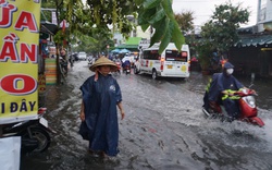 Mưa lớn sau chuỗi ngày nắng nóng, người dân TP.HCM lại bì bõm lội nước vì đường ngập 