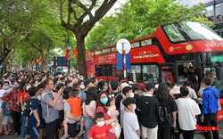 Người dân Thủ đô xếp hàng, chờ hàng giờ trải nghiệm xe buýt 2 tầng miễn phí 