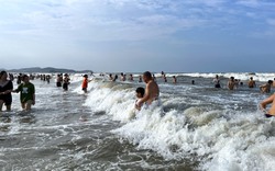 Bất chấp biển động, nhiều du khách vẫn ào xuống tắm biển, nhảy trên sóng ở Cửa Lò