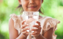 Trẻ dậy thì nên chọn loại nước khoáng nào và uống bao nhiêu là đủ?