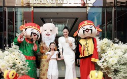 Angela Phương Trinh cùng con gái nuôi khai trương tiệm vàng Trang Kim Linh