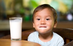 Con có 1 trong 5 biểu hiện này là lúc cha mẹ cần đổi sữa ngay cho bé