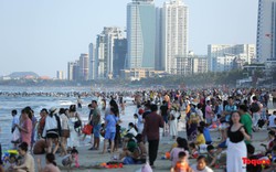 Bãi biển Đà Nẵng đông người dịp nghỉ lễ