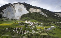 Ngôi làng Thụy Sĩ phải sơ tán vội trước cảnh báo lở đá trên dãy núi Alps
