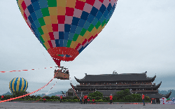 Du khách thích thú với loạt hoạt động tại Tam Chúc: Từ bay khinh khí cầu, thưởng thức trà đạo đến giải chạy ‘hóa trang’ độc nhất vô nhị