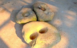 Nhặt được nhiều hòn đá hình thù lạ, nghi đồ dùng của người tiền sử