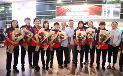 Đội tuyển nữ Việt Nam về nước trong vòng tay người hâm mộ
