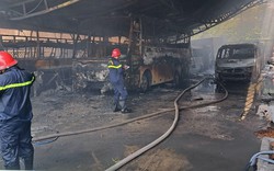 TP.HCM: Cháy lớn tại bãi đậu xe, 8 ô tô bị thiêu rụi 
