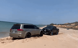 Lái Pajero Sport vào bãi biển rồi sa lầy, chủ xe chia sẻ: 'Bị quen rồi nên thoát cũng nhàn'