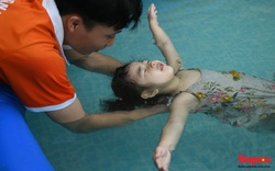 Học sinh Hà Nội hào hứng học các kỹ năng chống đuối nước