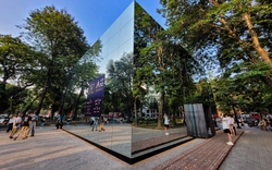 Hà Nội: Du khách hào hứng chụp ảnh trước khối gương kính 3D khổng lồ ở vườn hoa con Cóc