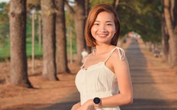Bên ngoài đường chạy, Nguyễn Thị Oanh diện váy thướt tha, nhan sắc cực ngọt ngào