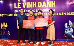 Hai VĐV bóng bàn Hà Nội nhận thưởng 