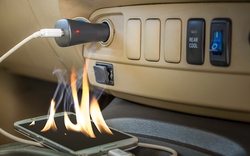 5 vật dụng không nên để trong ô tô khi đỗ xe ngoài trời nắng nóng