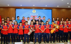 Công đoàn Viên chức Việt Nam trao thưởng cho đội tuyển bóng đá nữ và VĐV điền kinh Nguyễn Thị Oanh