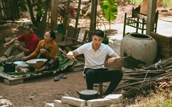 Trăn trở vì quê nhà chỉ còn lại người già, chàng phóng viên quyết định bỏ việc, về quê gắn bó với căn bếp bên sườn đồi