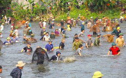 Sau tiếng trống, cả ngàn người mang nơm ào xuống hồ thi nhau bắt cá