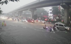 Hà Nội mưa lớn bất chợt, người dân cần đề phòng ngập úng