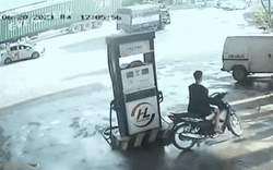 Xe container lật ngang giữa phố Hà Nội, nhiều người suýt nữa gặp nạn