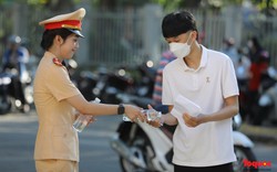 Cảnh sát giao thông Đà Nẵng phát nước và bút chì cho các sĩ tử